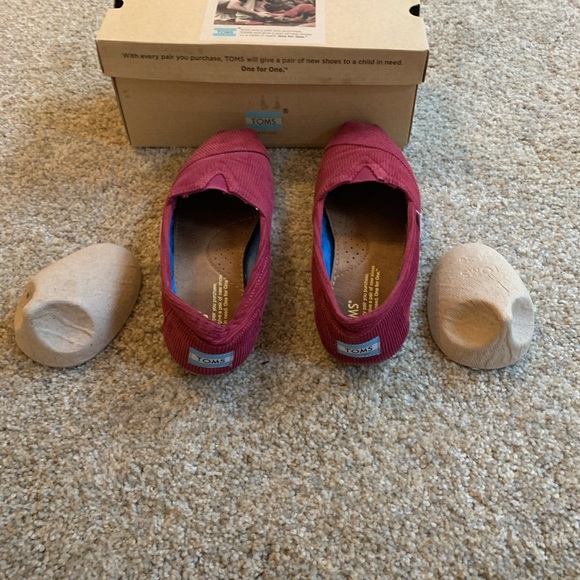 Toms Women’s Pomegranate Shoes. - Picture 4 of 5